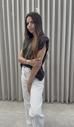 טישרט כריות בכתפים שחורה